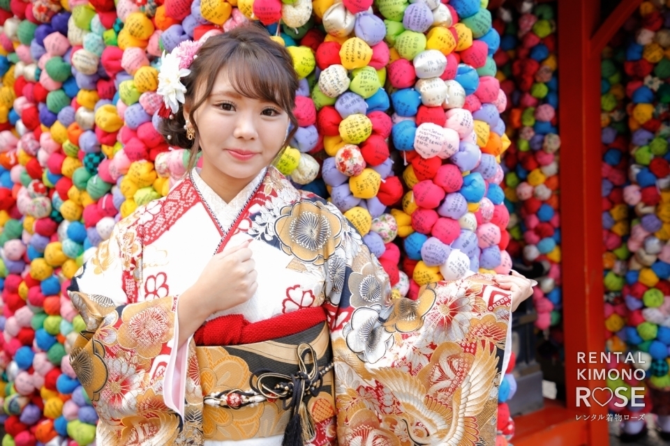 写真:華やかな振袖姿で紅葉の京都にて成人式記念ロケーション撮影