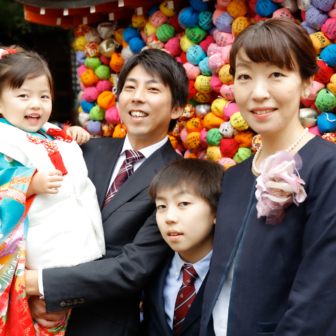 写真：京都東山・八坂庚申堂にて女の子の七五三ロケーション撮影