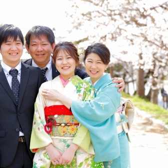 写真：桜咲く京都・高台寺公園にてご家族で成人式振袖持ち込みロケ撮影
