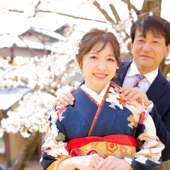 写真：桜咲く京都・高台寺公園にてお父様と成人式振袖レンタルロケ撮影