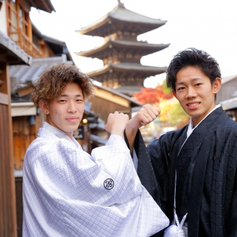 写真：成人式記念・前撮りに親戚同士で男性羽織袴レンタルロケ撮影