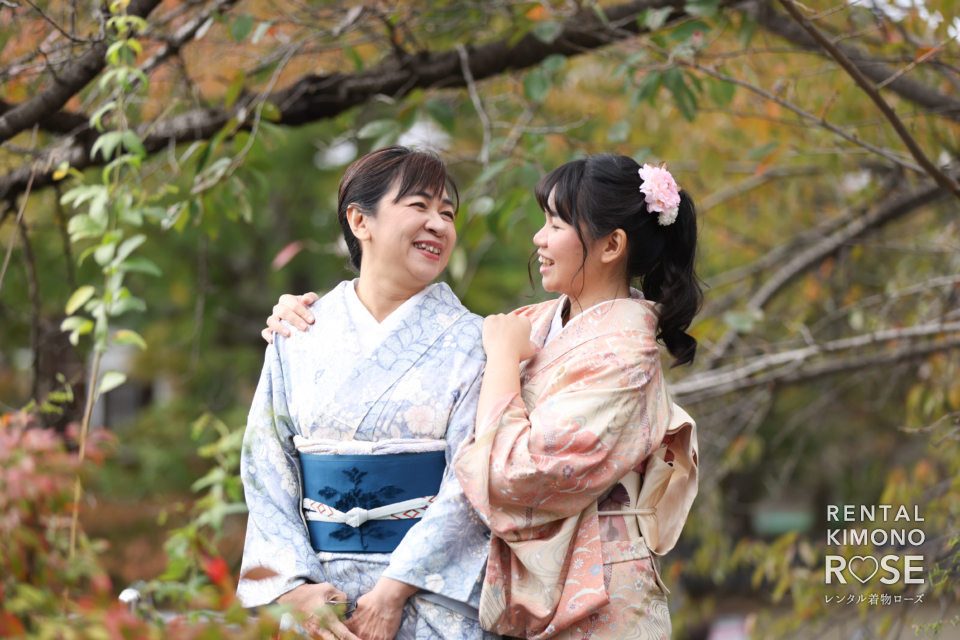 写真：紅葉の京都の街並みでロケーション撮影