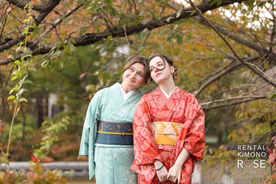写真:紅葉の進む京都・八坂庚申堂や高台寺公園で着物観光ロケ撮影
