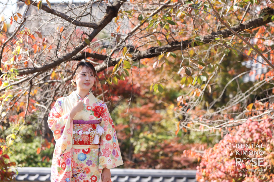 写真：お持ち込みの振袖でご両親と一緒に紅葉ロケーション撮影