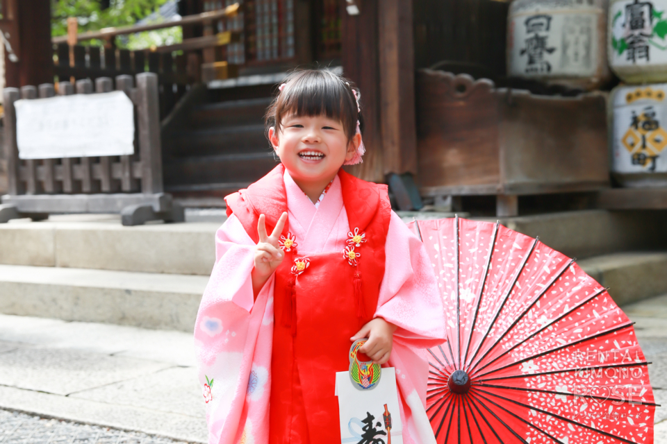 写真:安井金毘羅宮にて3歳の女の子の七五三ロケーション撮影