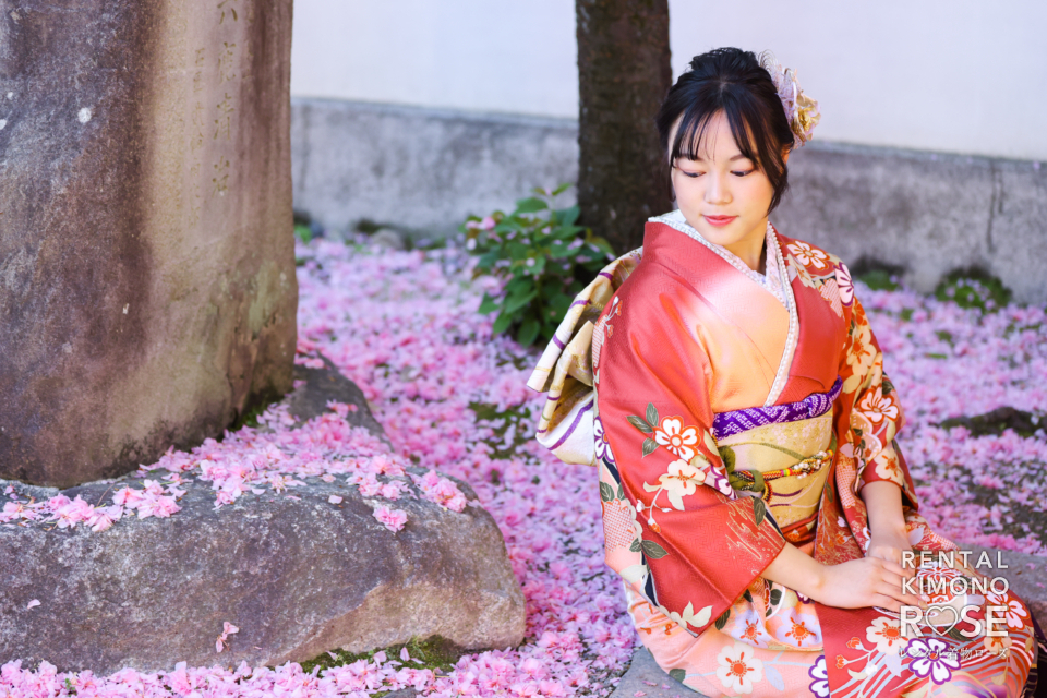 写真：明るい春の光の京都で成人式振袖レンタルロケ撮影