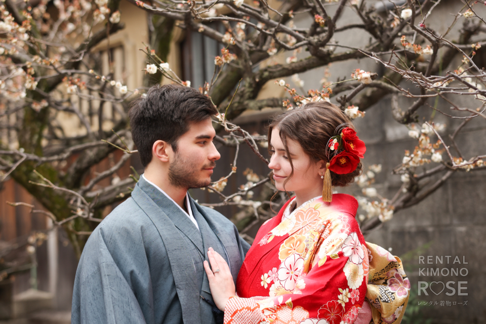 写真:桜が少しずつ開花し始めた春の京都でロケーション撮影