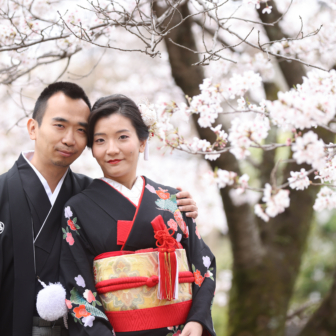 写真：婚礼黒引振袖と羽織袴で海外から京都旅行の新婚ロケ撮影