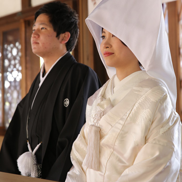 写真：神社挙式にて白無垢と羽織袴の新郎新婦