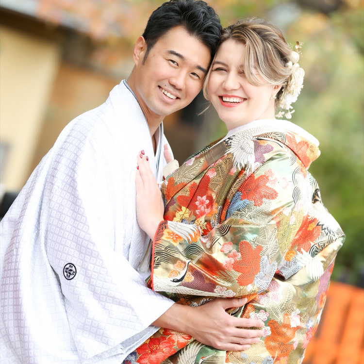 写真：色打掛・羽織袴姿の新郎新婦