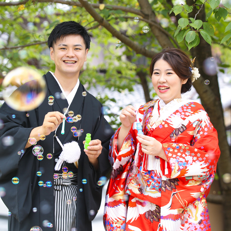 写真：色打掛・羽織袴姿の新郎新婦